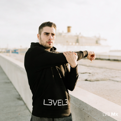 L3VEL3 ESSENTIAL HOODIE - NEGRO