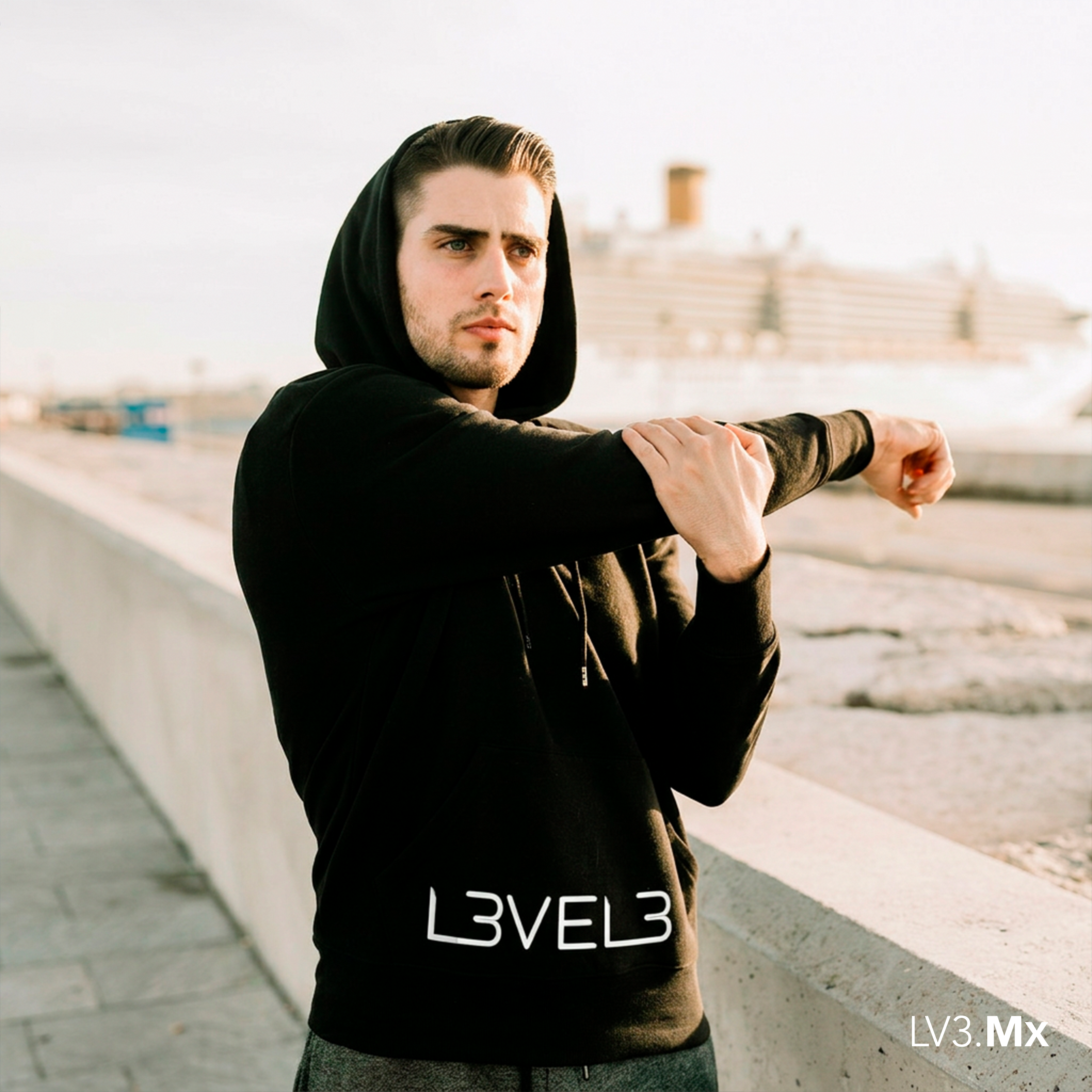 L3VEL3 ESSENTIAL HOODIE - NEGRO