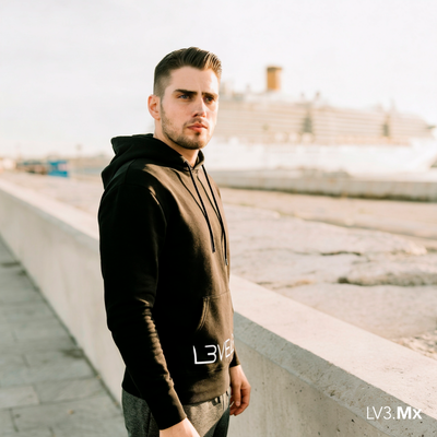 L3VEL3 ESSENTIAL HOODIE - NEGRO