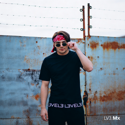 L3VEL3 PREMIUM LOGO STRIP TEE - NEGRO