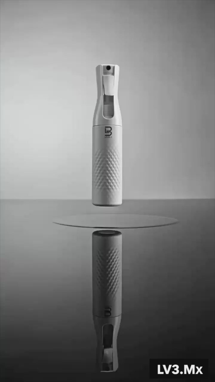 Cargar video: L3VEL3 BEVELED SPRAY BOTTLE WHITE