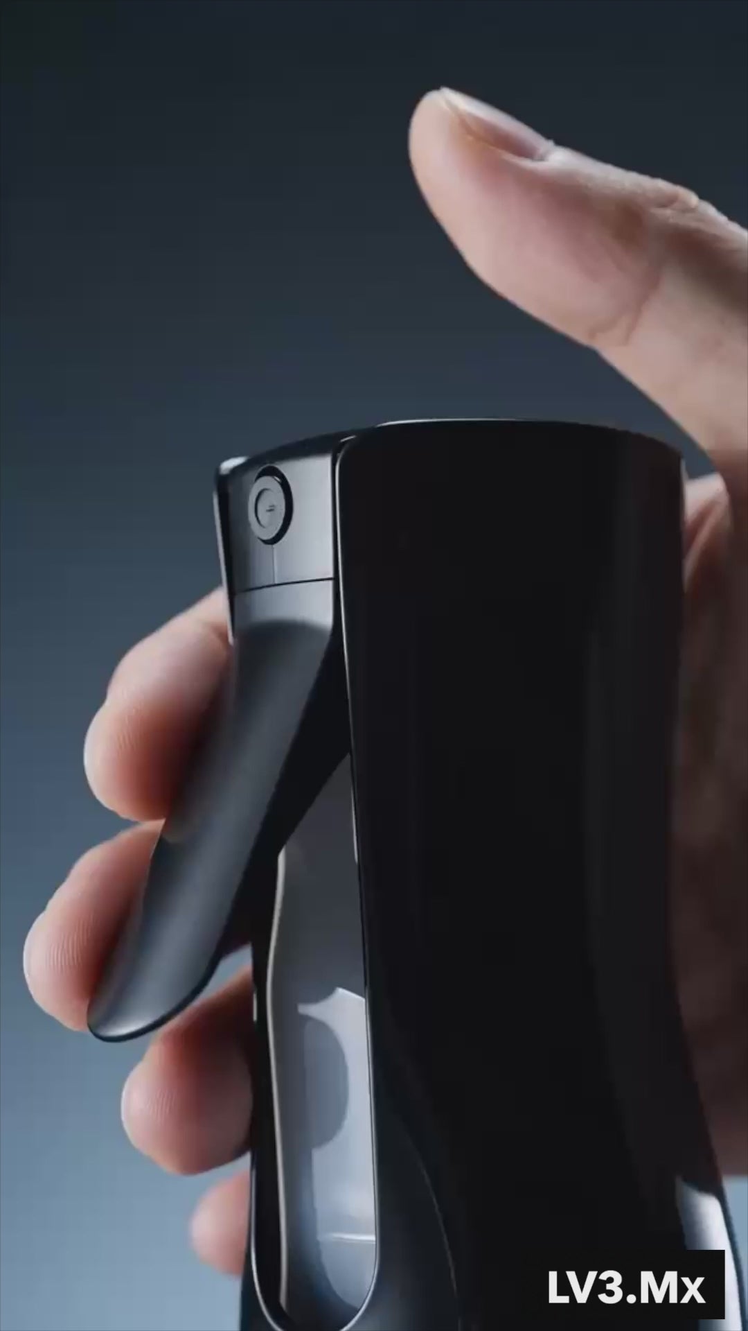 Cargar video: L3VEL3 BEVELED SPRAY BOTTLE BLACK